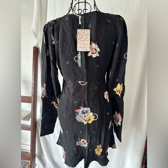 Free People Dresses & Skirts - Free People Women's Date Night Mini, size 0, Flower & Black